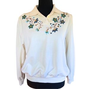 Vintage Alfred Dunner collared cream sweatshirt with floral blue embroidery • PM